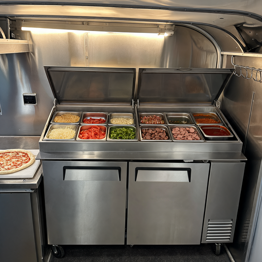 Mesa refrigerada para pizza dentro de un food trailer