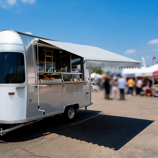 Toldo retractil gris claro extendido en un food trailer
