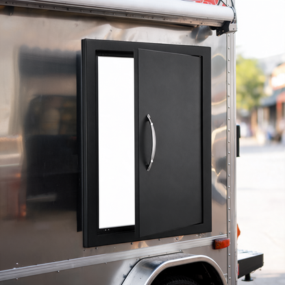 Puerta de acceso instalada en el costado de un remolque de comida