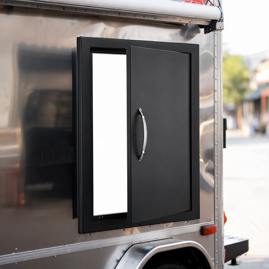 Puerta de acceso instalada en el costado de un remolque de comida