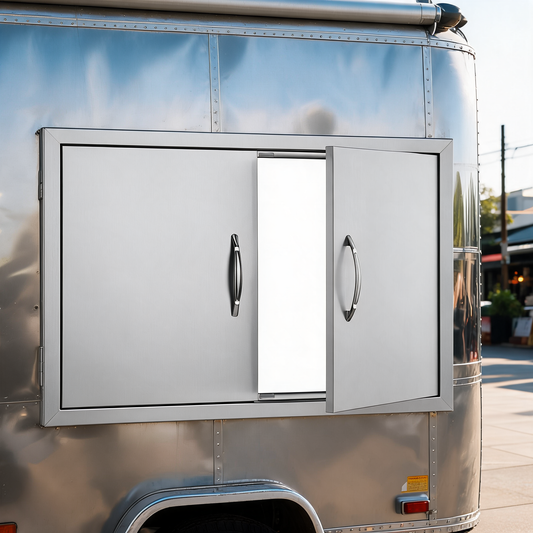 Puerta doble de acceso de acero inoxidable en un remolque de comida