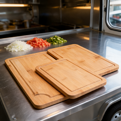 Tablas para picar de bambu en la barra de un food trailer